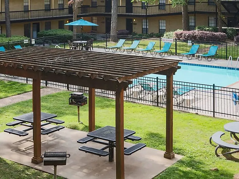 Barbeque Area near Pool