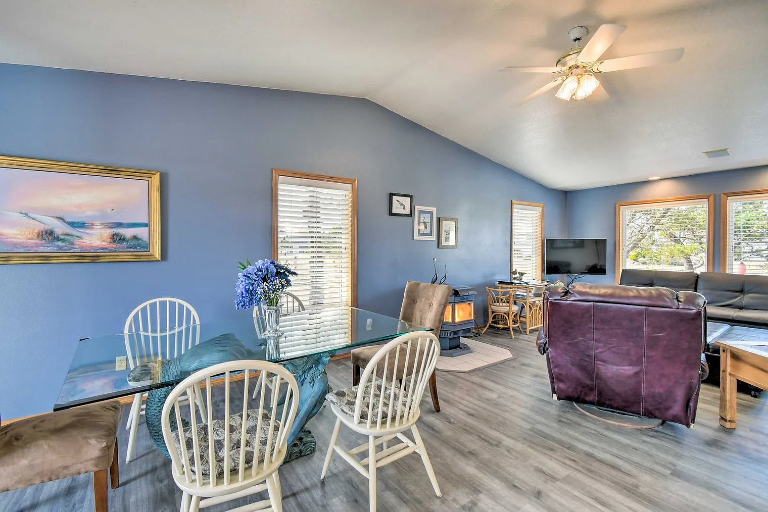 3 bed, 2.0 bath, 1593 sqft, $2,559 — Photo 2