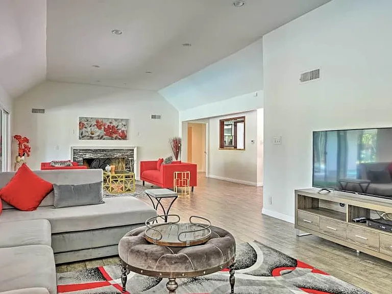 15701 Royal Ridge Rd — Photo 2