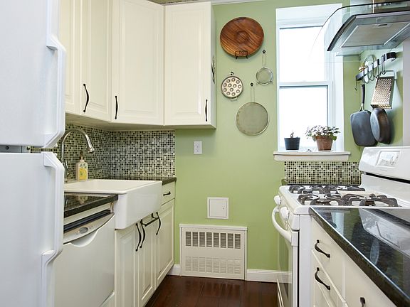 3rd image of 355 Saint Johns Pl APT 4B