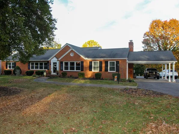 205 Country Club Ln, Galax, VA 24333