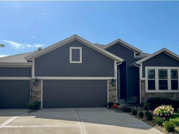 5025 Woodstock Ct, Shawnee, KS 66218