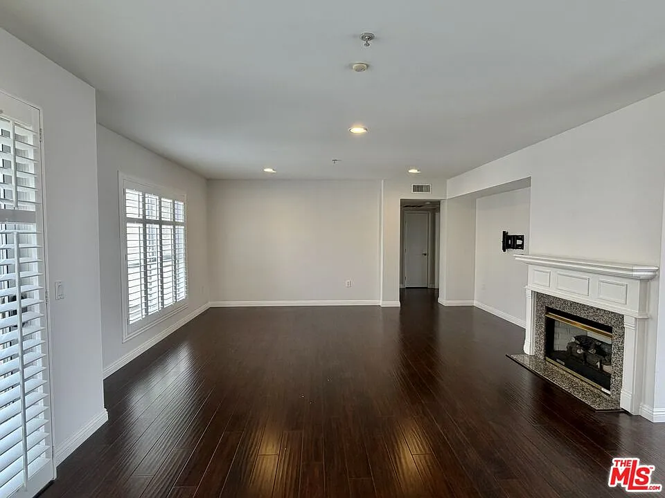 2 bed, 2.5 bath, 1596 sqft, $4,995 — Photo 2