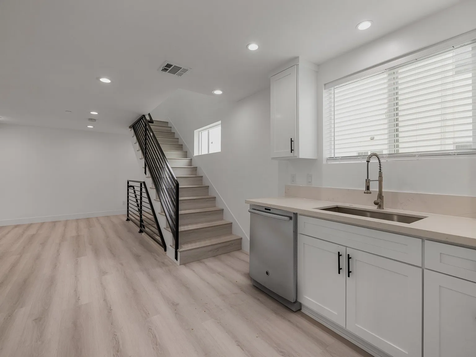 637 N Kingsley Dr — Photo 4