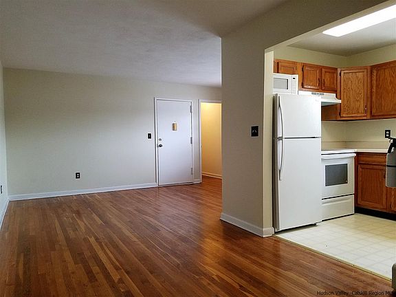 4th image of 172 Huguenot St