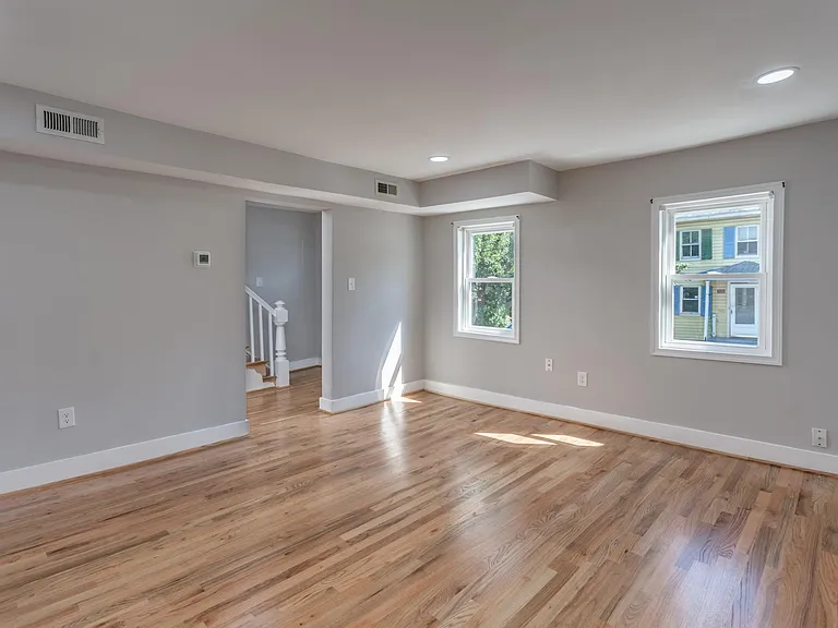 118 E Monmouth St — Photo 8