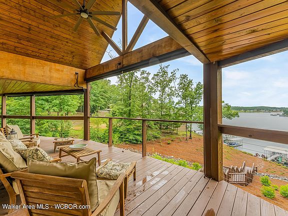 Image 5: Lakeside Deck