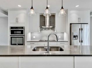 2717 S 17th St SW #208, Calgary, AB T2T4N4