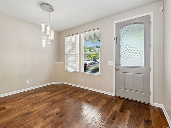 4th image of 1021 Livingstone Ln