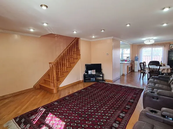 15043 77th Rd, Flushing, NY 11367