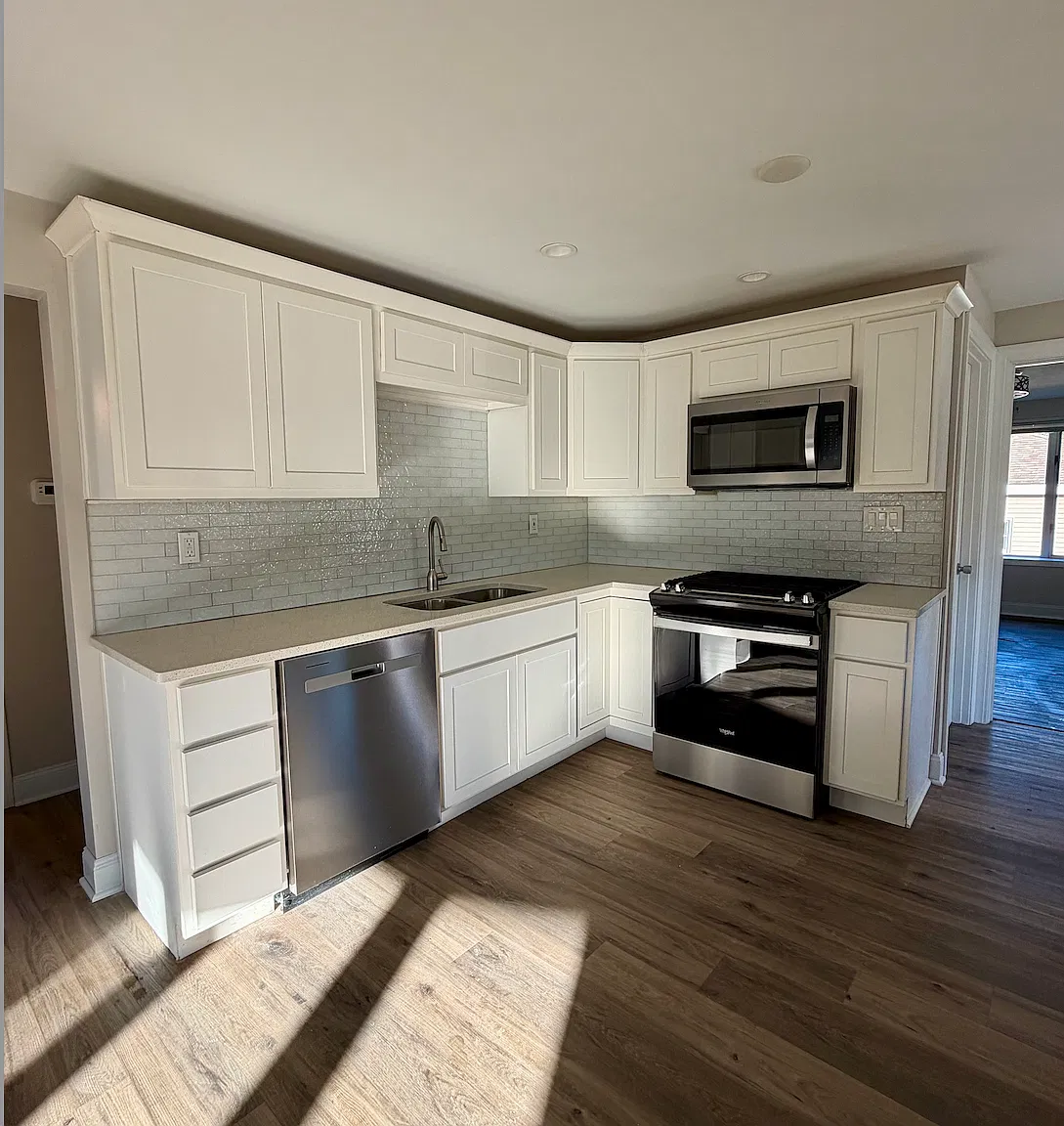 3 bed, 1077 sqft, $2,200 — Photo 4