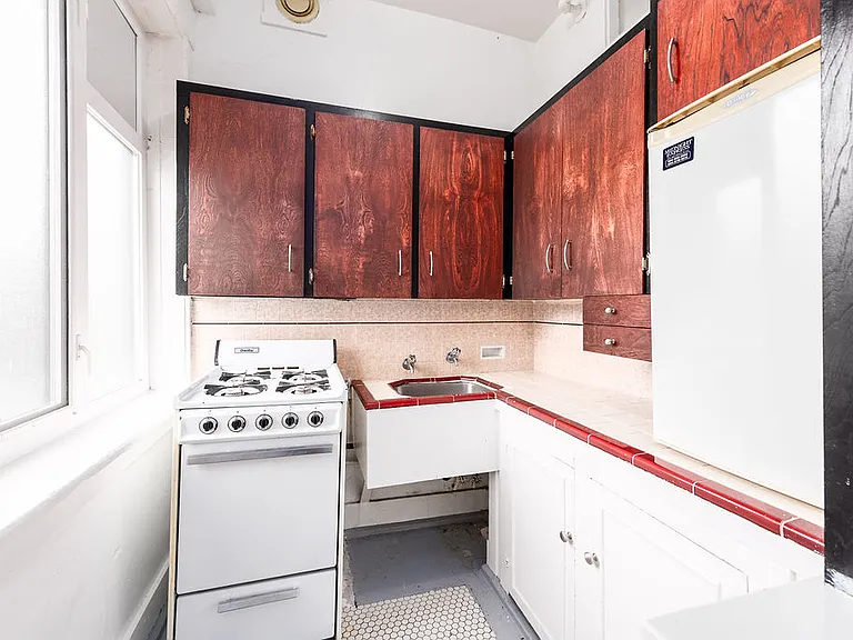 1086 Bute St — Photo 4