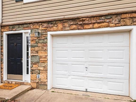 4th image of 23047 Fontwell Sq