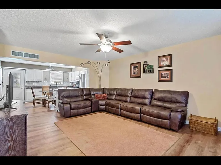 11 Deer Grove Dr — Photo 2