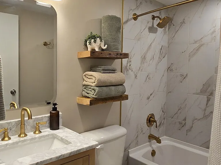 Fully renovated en suite master bathroom with modern finishes and tub/shower combo.