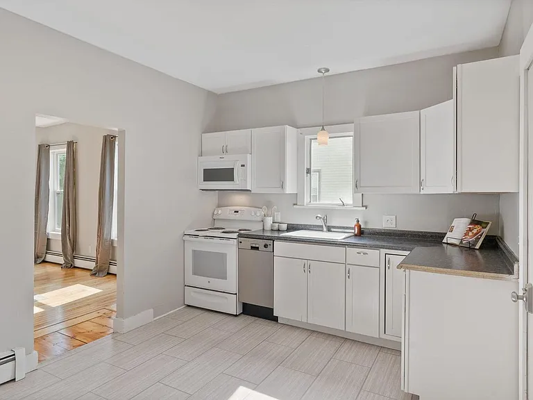 109 Woodford St — Photo 6