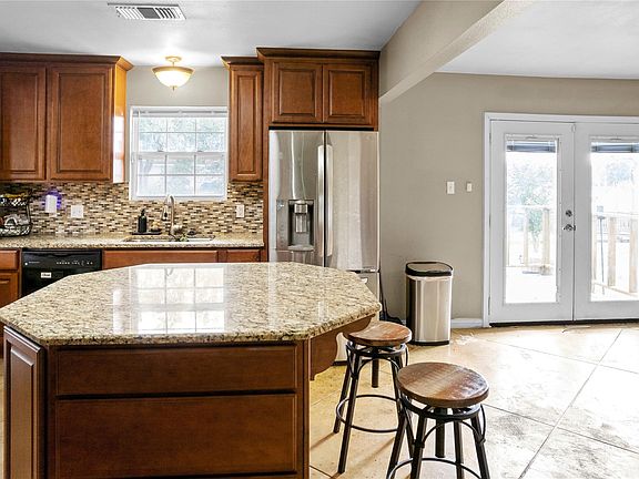 5th image of 214 Yaupon Dr