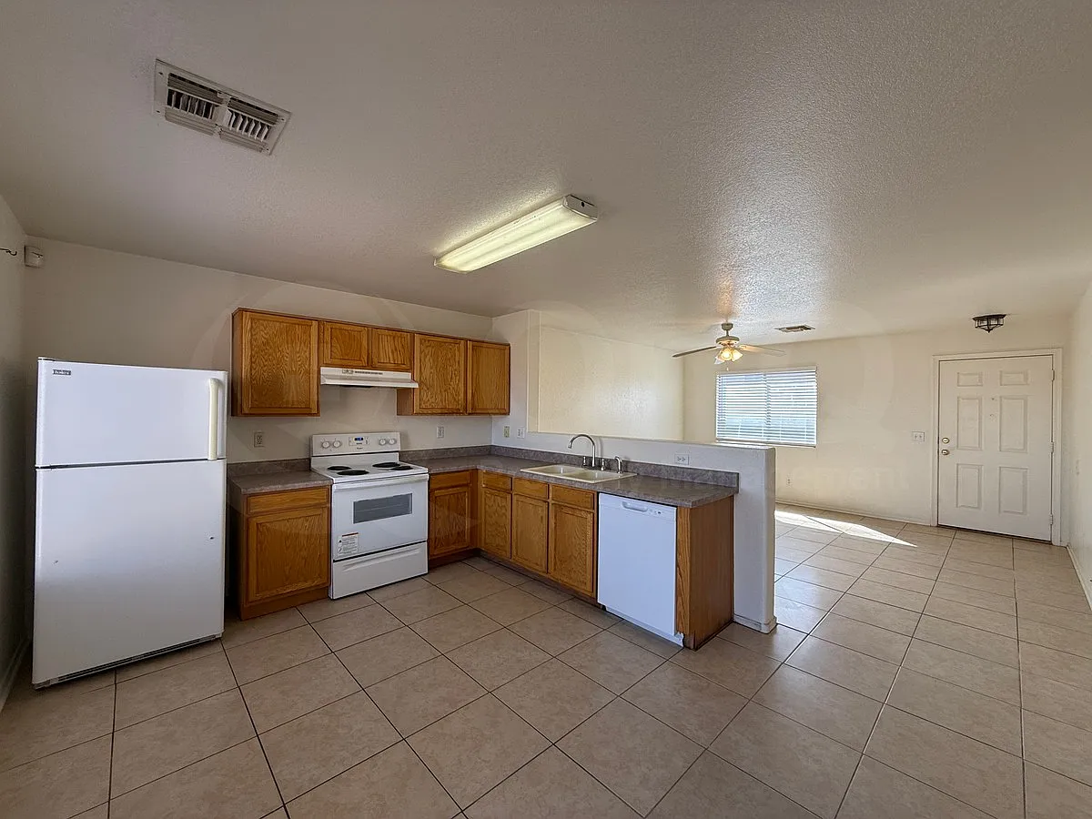 2 bed, 2.0 bath, 970 sqft, $1,650 — Photo 3
