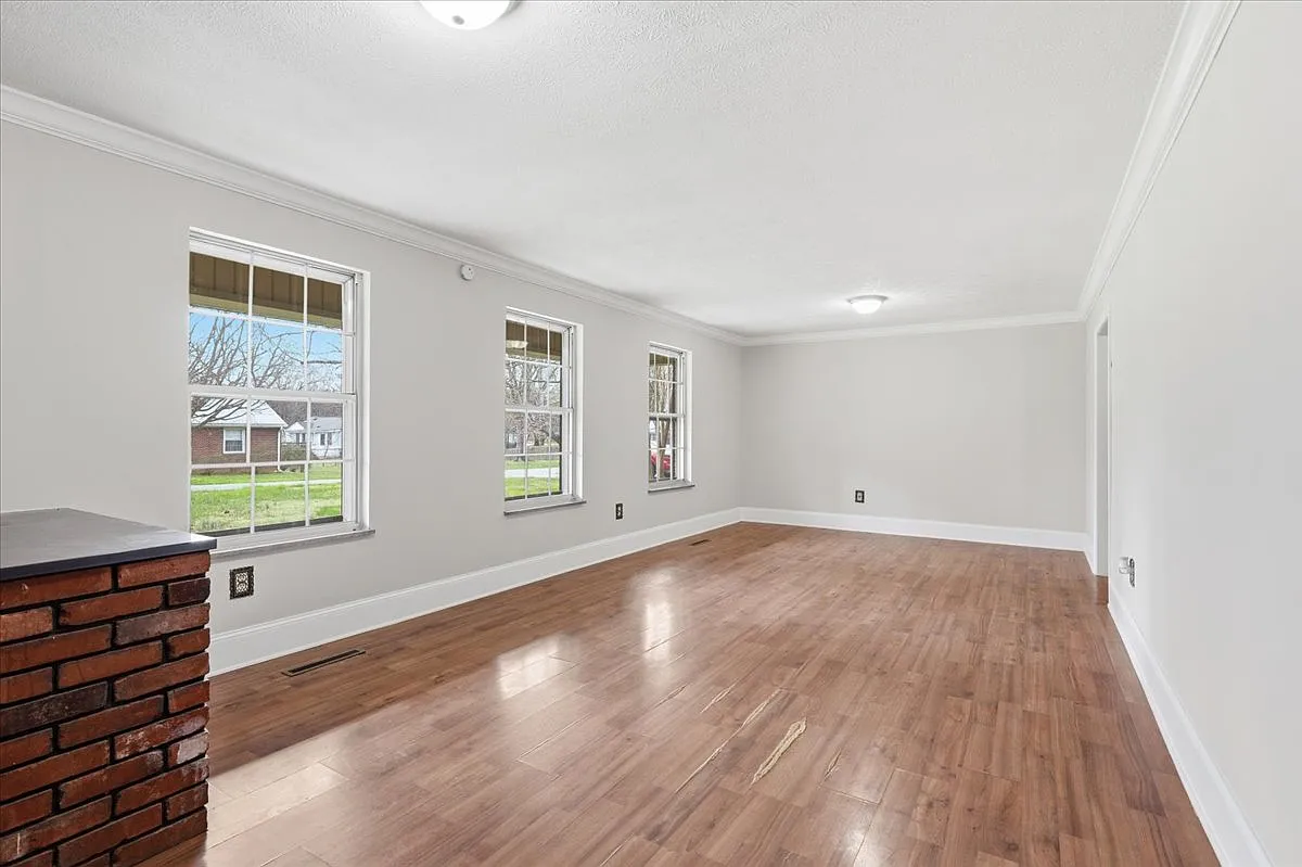 3 bed, 1935 sqft, $2,300 — Photo 4