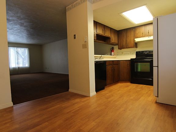 5th image of 729 Whittier St