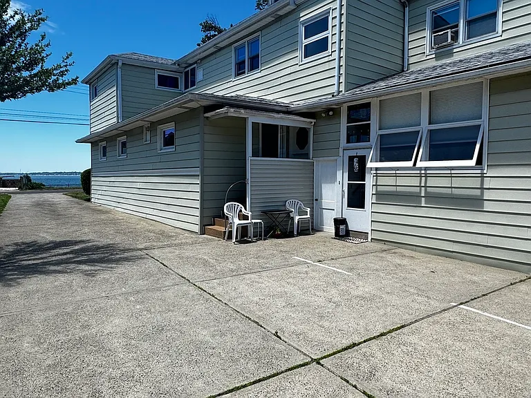 165 Townsend Ave — Photo 19