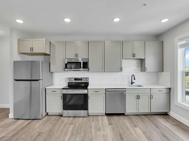 31 W Waterloo St #E — Photo 3