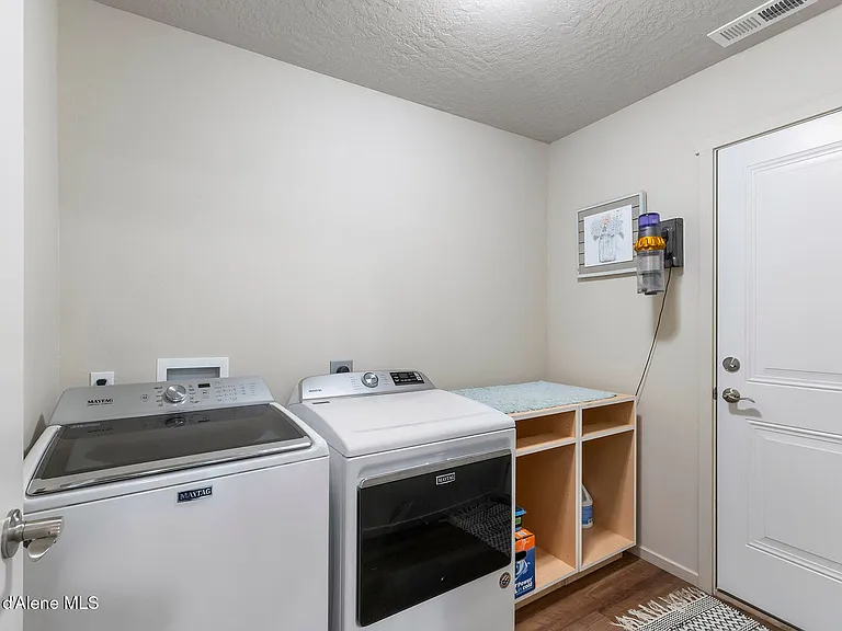 984 E Allenby Ave — Photo 27