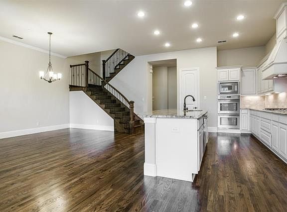 3rd image of 2709 Creekway Dr