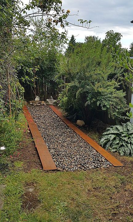 Side garden w/stone path