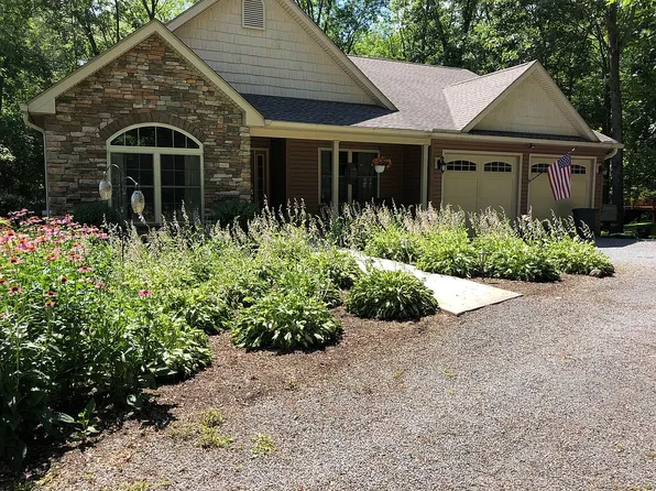 124 Woodside Cir, Jersey Shore, PA 17740