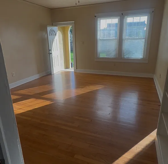 162 E State St — Photo 9