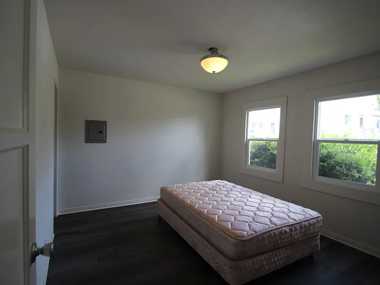 5860-5864 Mildred St — Photo 16