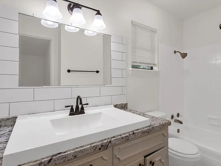 1312 N Travis St — Photo 15