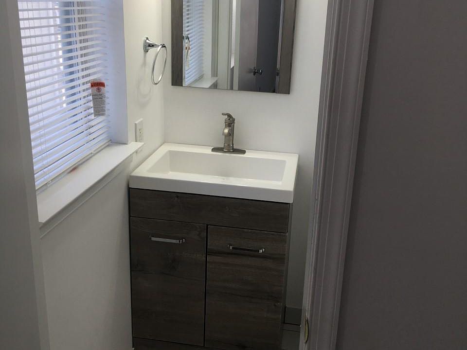 master bedroom 1/2 bath
