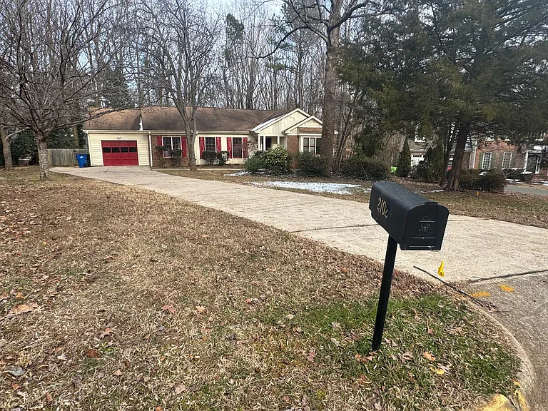 2102 Oakcrest Ct — Photo 1