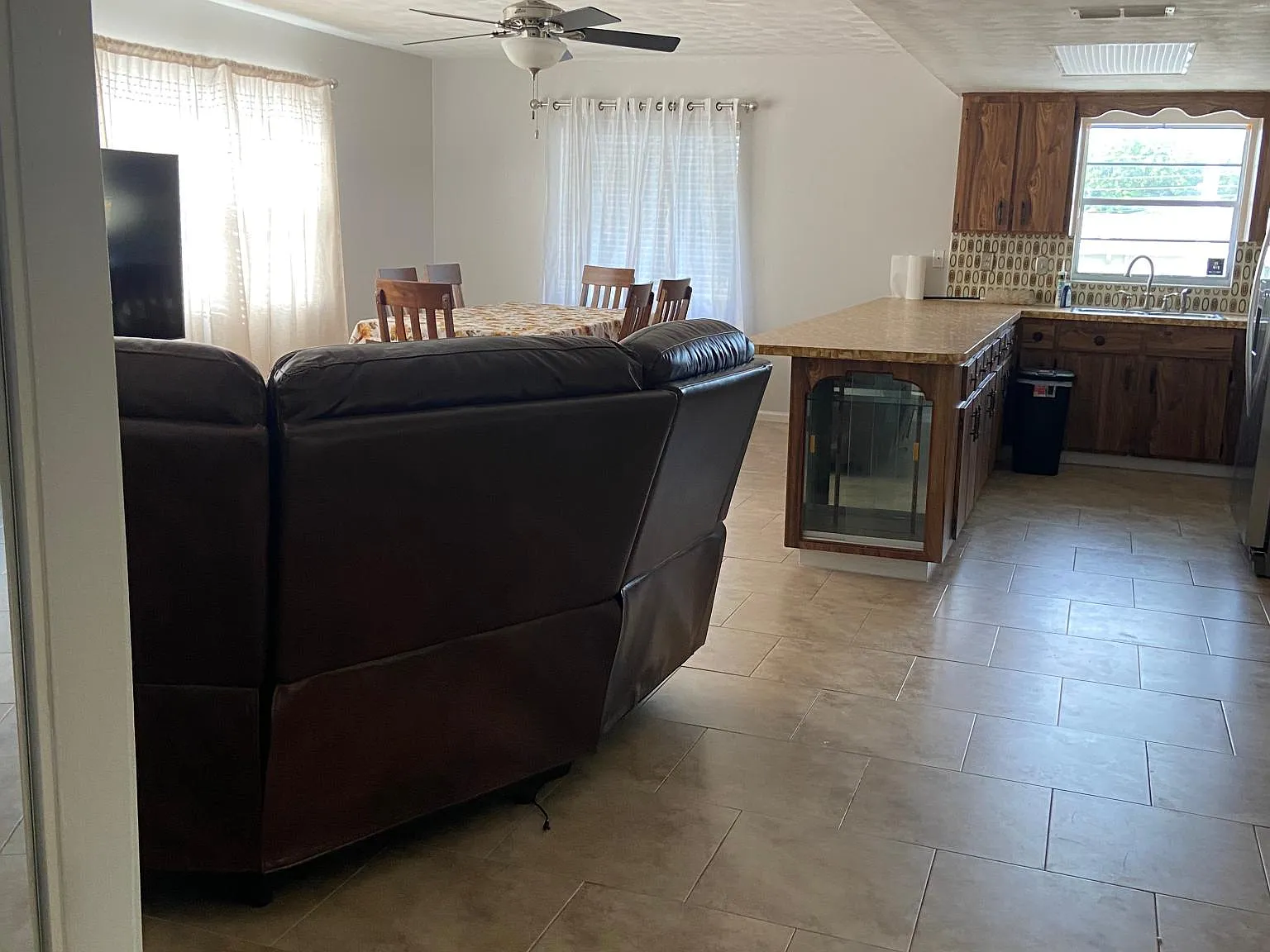 4 bed, 3132 sqft, $975 — Photo 4