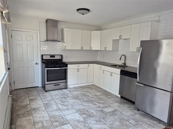 27 Oakwood Dr, Nyack, NY 10960