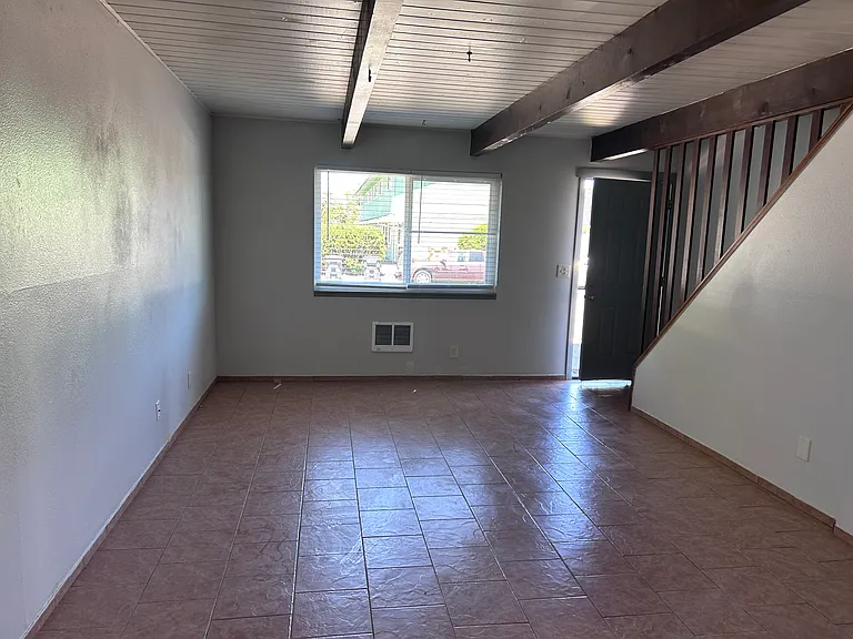 950 NW Hobart Ave — Photo 12