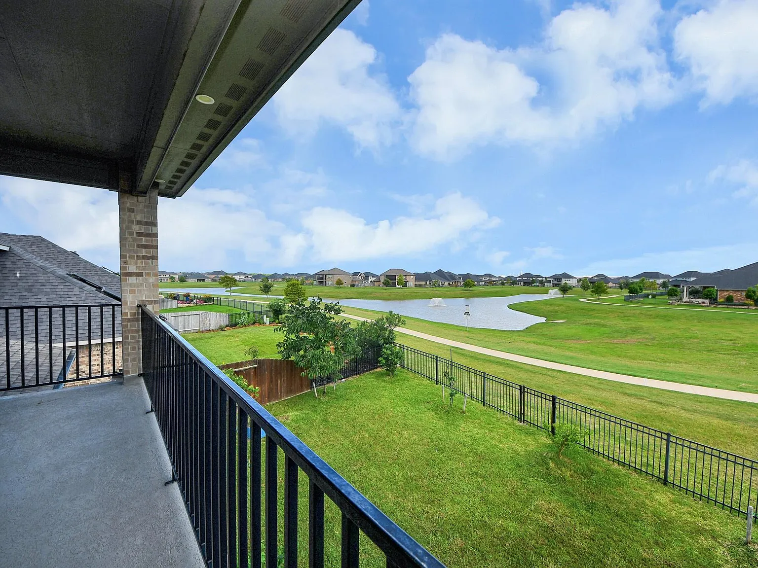 4 bed, 4.5 bath, 4558 sqft, $4,300 — Photo 3