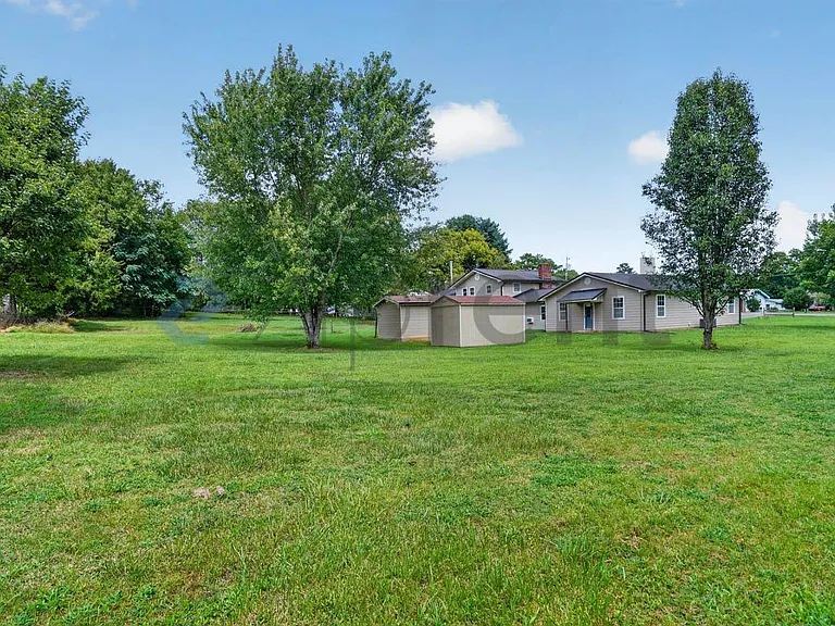 906 Diamond Cir — Photo 43