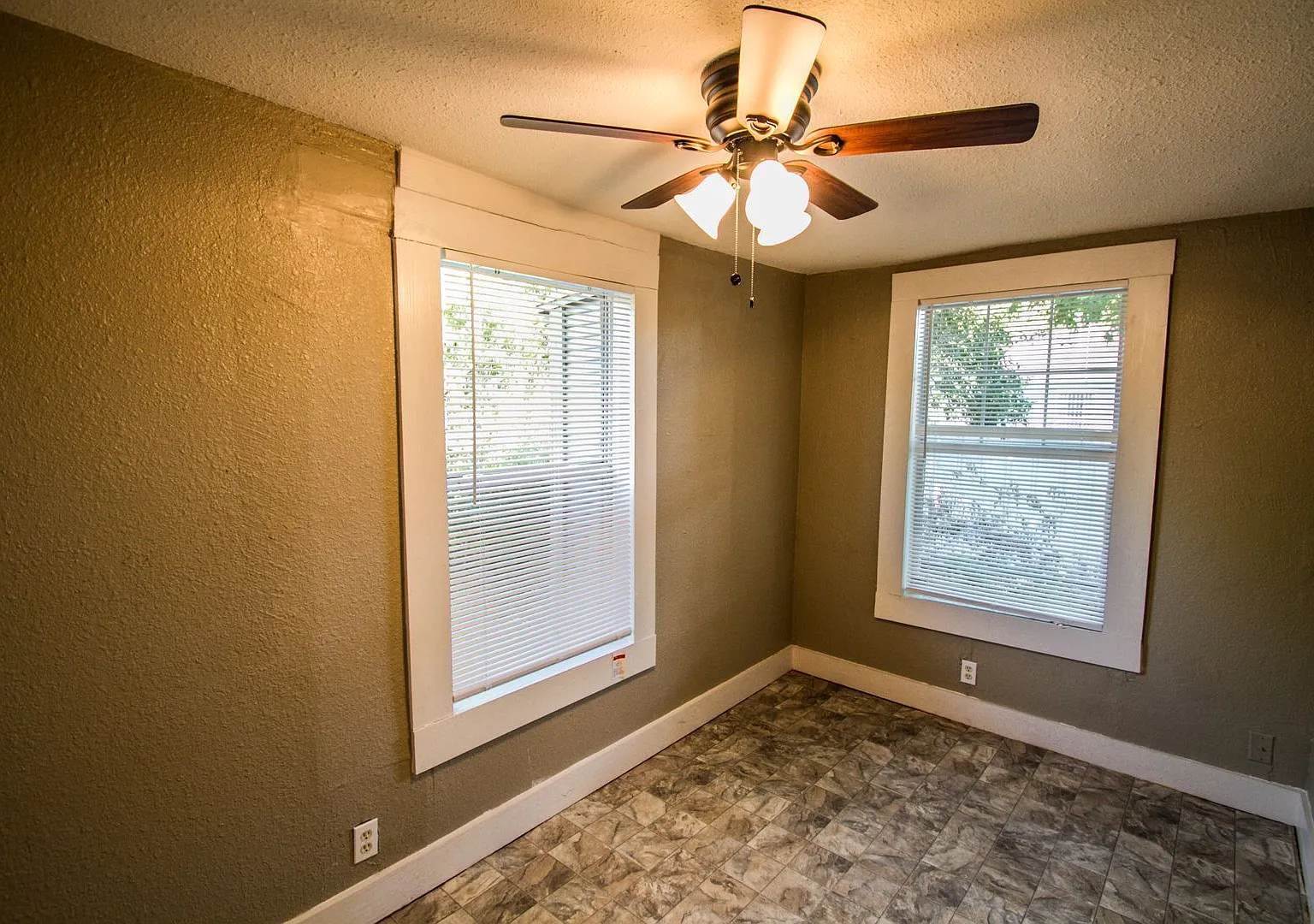 Amazing Home Near Downtown — Photo 2