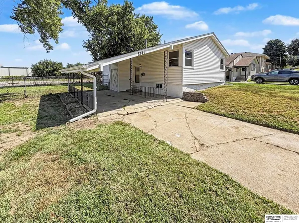 8346 Parker Ct, Omaha, NE 68114