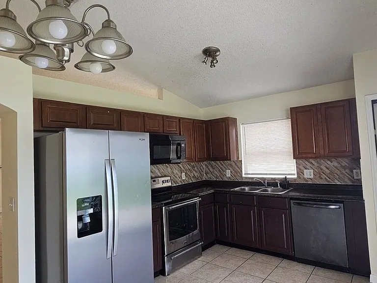 2338 Cordova Ct — Photo 3