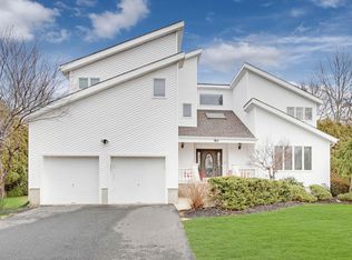 90 Georgetown Dr, Eatontown, NJ 07724