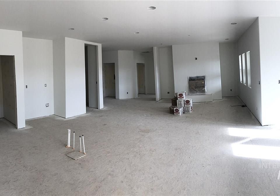 2nd image of 615 Canyon Crst