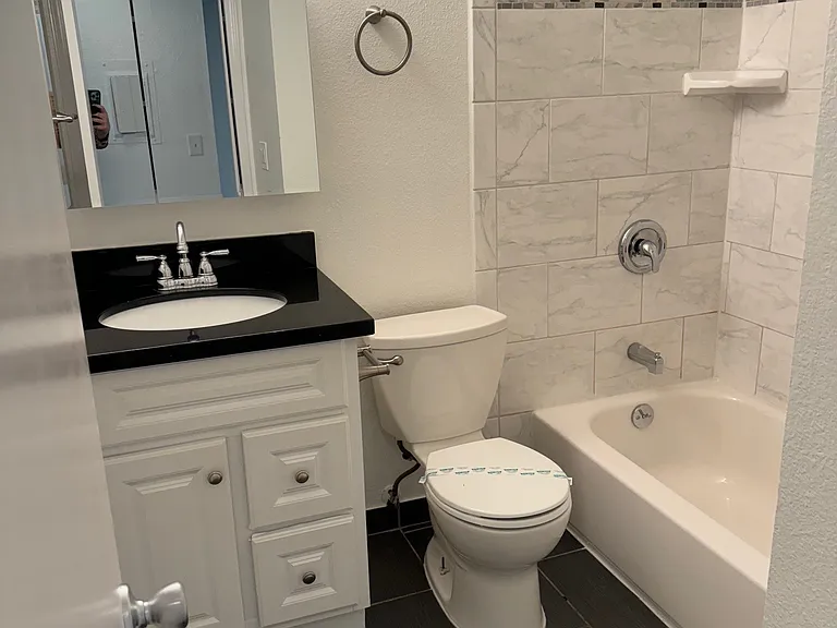 Emerald Park Apartments — Photo 32