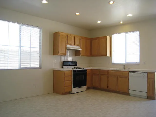 3 bed, 2107 sqft, $2,700 — Photo 2