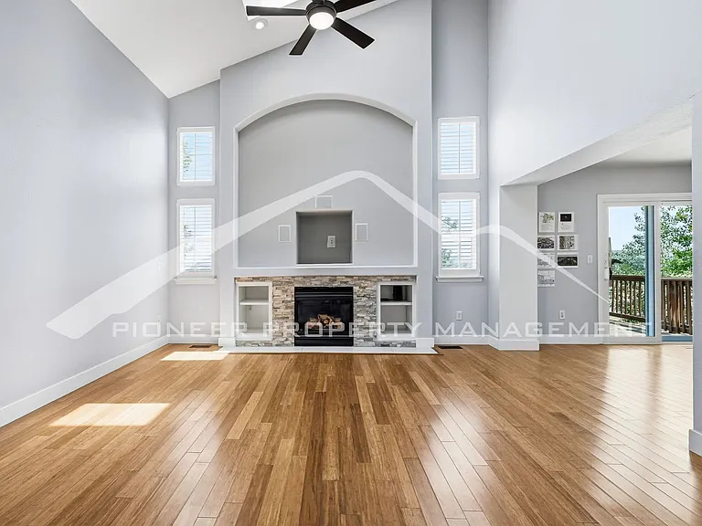 333 Sanders Cir — Photo 3