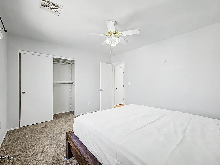 1015 E Irma Ln — Photo 30