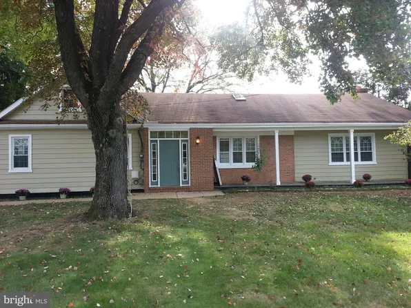 2063 Woodford Rd, Vienna, VA 22182